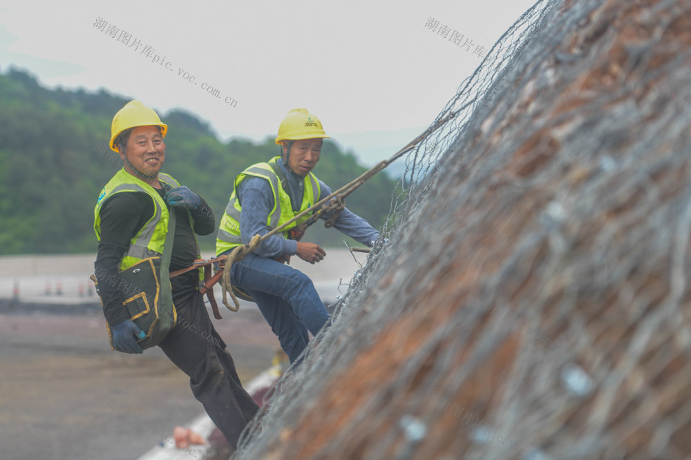湖南道县：“蜘蛛人”织网“锁”边坡