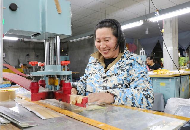 “农家微车间”助留守妇女就业