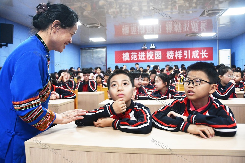   模范进校园  榜样引成长