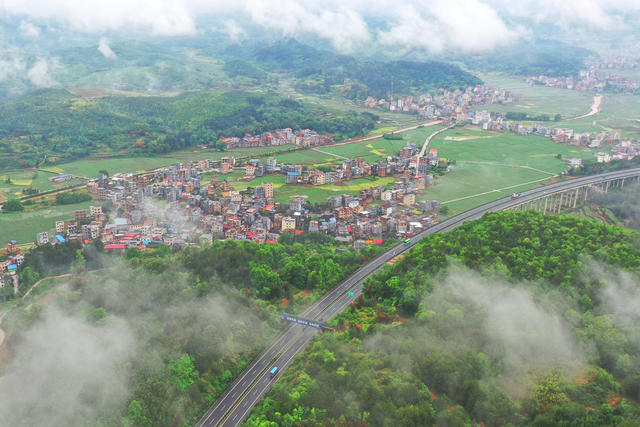 蓝山：云雾缭绕  乡村如画