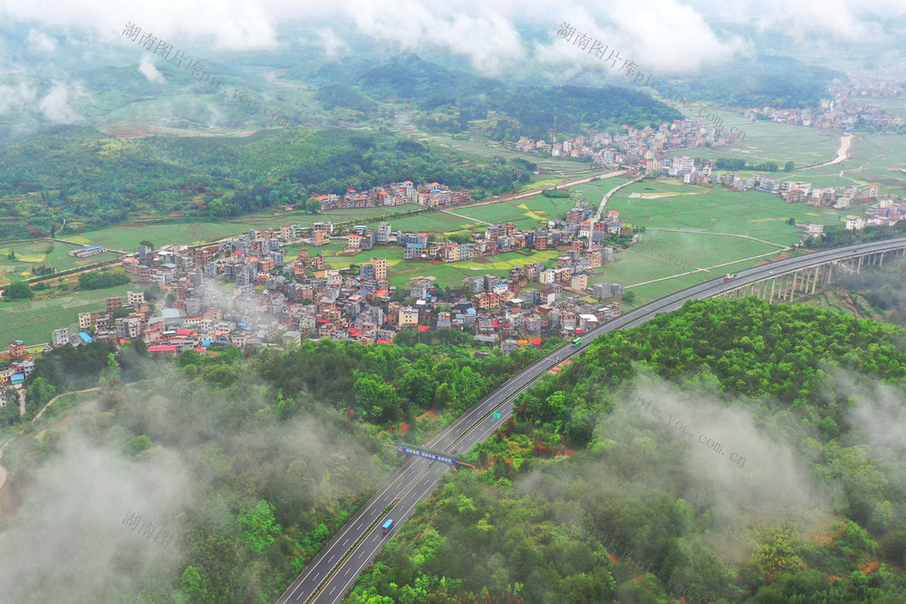 蓝山：云雾缭绕  乡村如画
