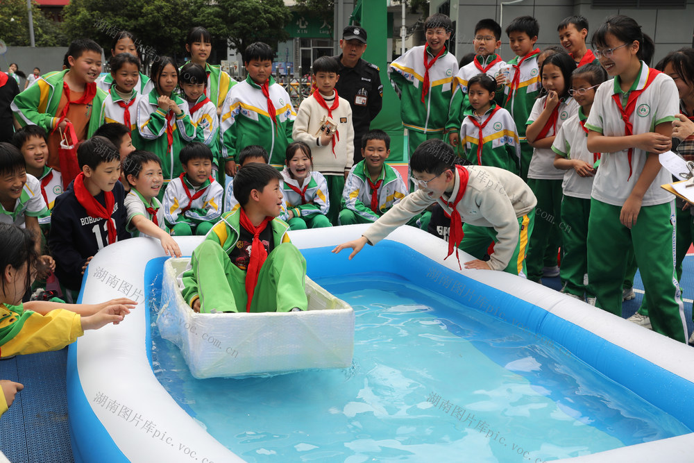 土家族 湘西 苗族 小学 “轮船” 废旧 物品 浮力 魅力 检测