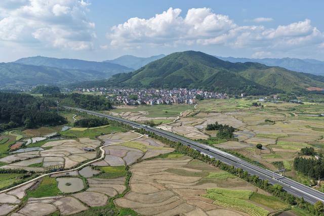 湖南道县：路畅景美