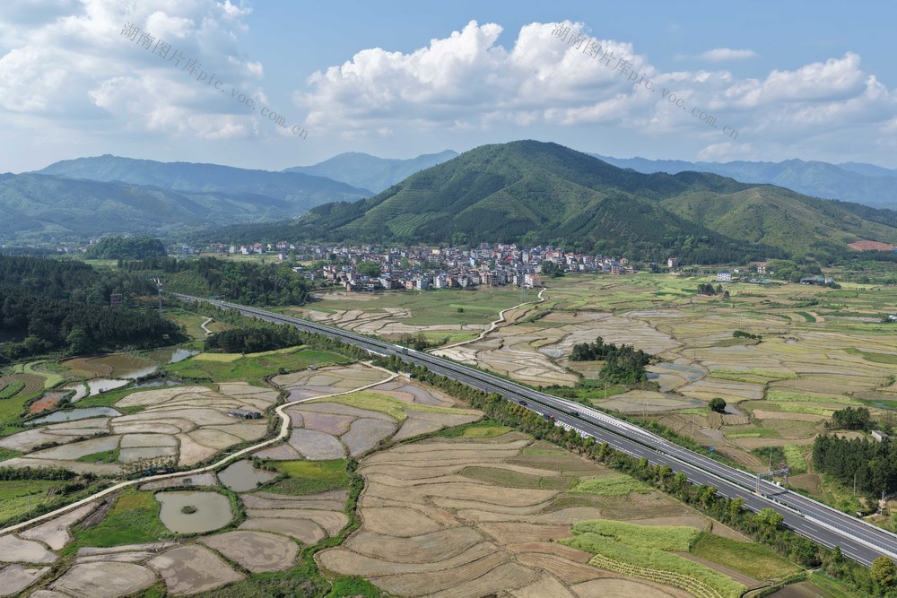 湖南道县：路畅景美