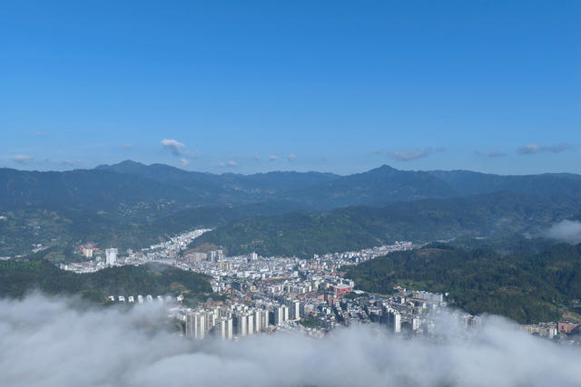 早晨，湛蓝天空，罗霄山脉，苍翠森林，山城桂东，云雾