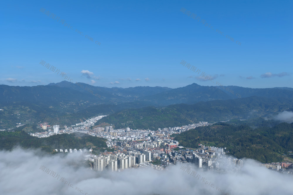 早晨，湛蓝天空，罗霄山脉，苍翠森林，山城桂东，云雾