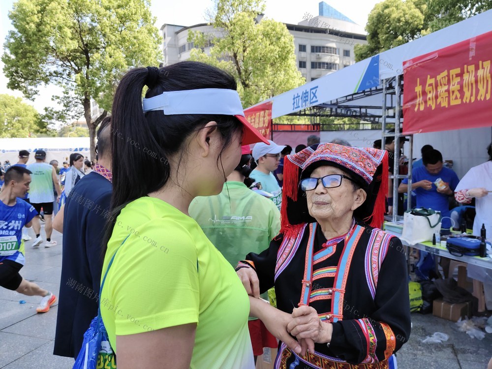 4月19日，“永跑者”2026永州马拉松长跑赛在冷水滩区举行，参加全程马拉松3000人、半程马拉松7000人。江华瑶族自治县第二人民医院88岁退休瑶族王逸云，带领志愿者团队，运用瑶医药为参赛选手提供义务服务。（湖南日报全媒体记者 刘跃兵）

