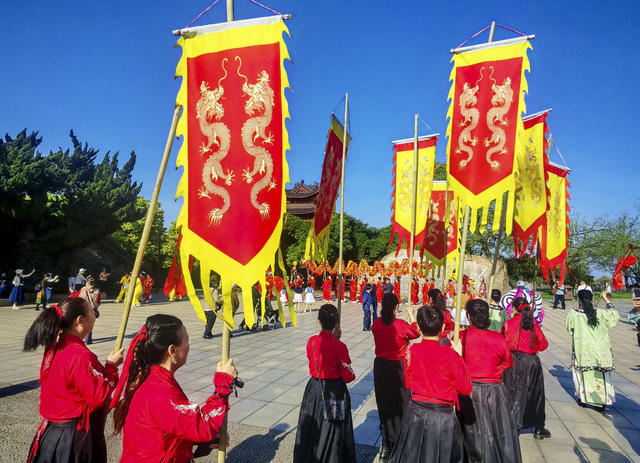 福  牛  闹  春