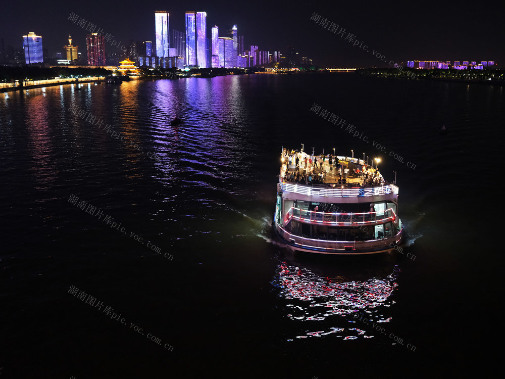 灯光璀璨，夜色美