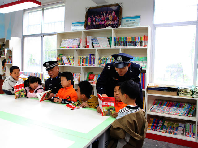 怀化铁警为乡村小学赠书