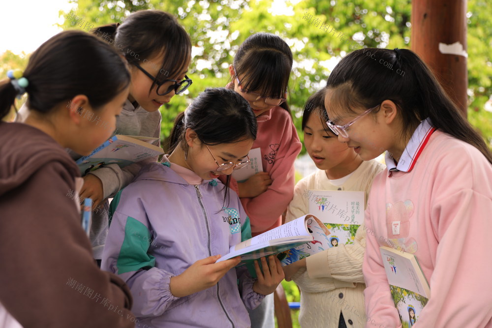 书香 沁 午时 阅读 润 童心