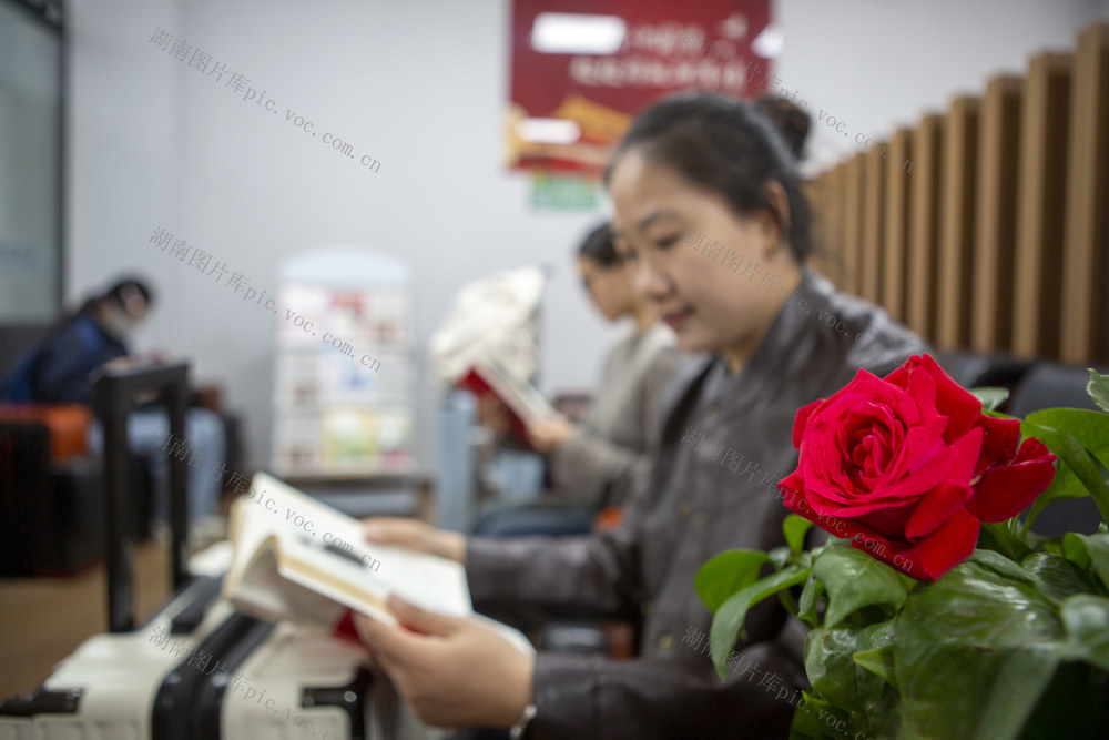 读书日，火车站，候车厅，读书角，书香候车，免费借阅，全民阅读活动周，《全民阅读促进条例》