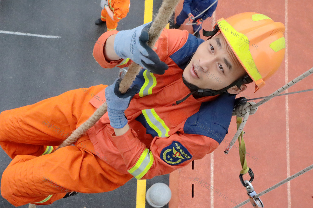雨后转晴 气温回升 练兵热潮 绳索攀爬  100米负重跑