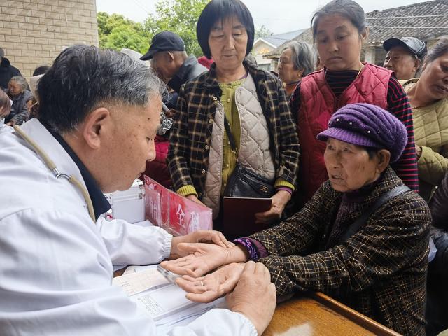 政协委员 土家山乡 义诊 送医 送药 健康