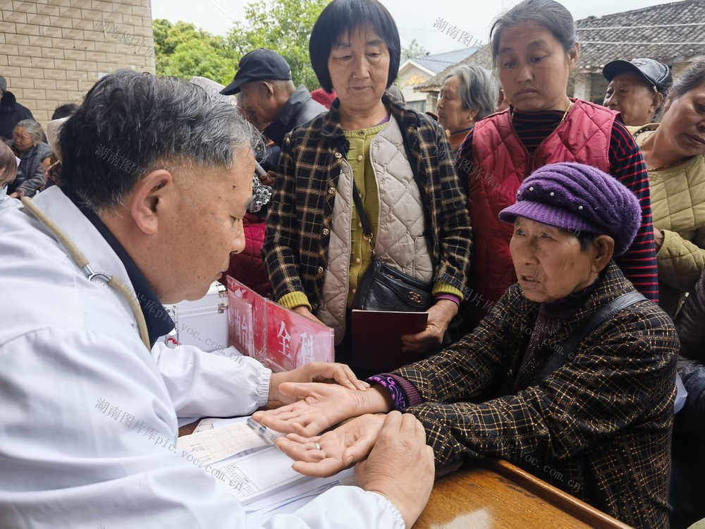 政协委员 土家山乡 义诊 送医 送药 健康