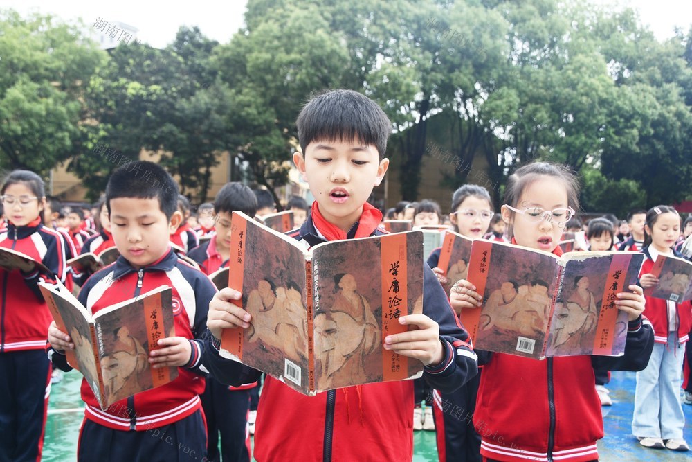 诵读《论语》 共沐书香  