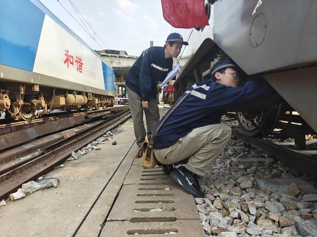 田间春耕正当时   铁路不遗余力助春耕

