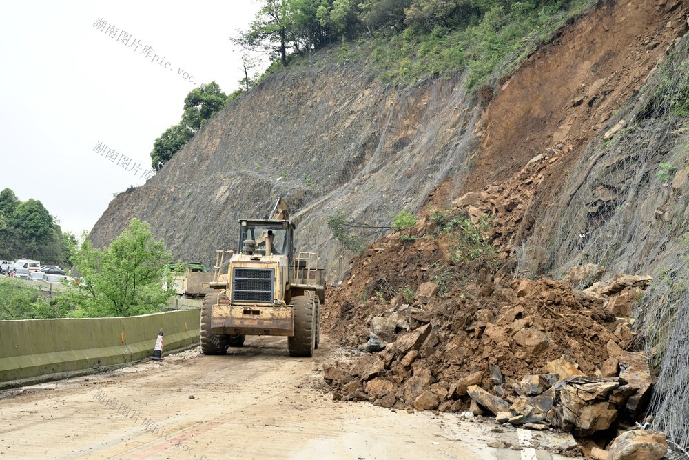 山体滑坡阻路 双牌紧急抢通