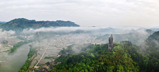崀山云雾生仙境   丹霞田园入画来