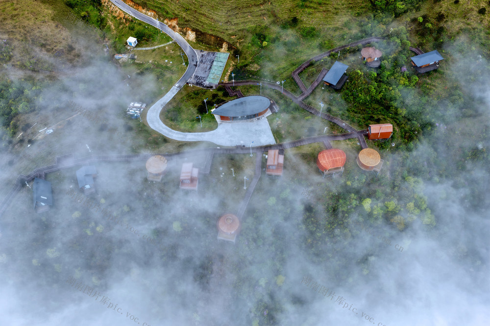 湖南桂东万洋山沐云居，云端之上的生态栖居，草山拥抱着流云，“鸟居” 木屋静卧雾岚间