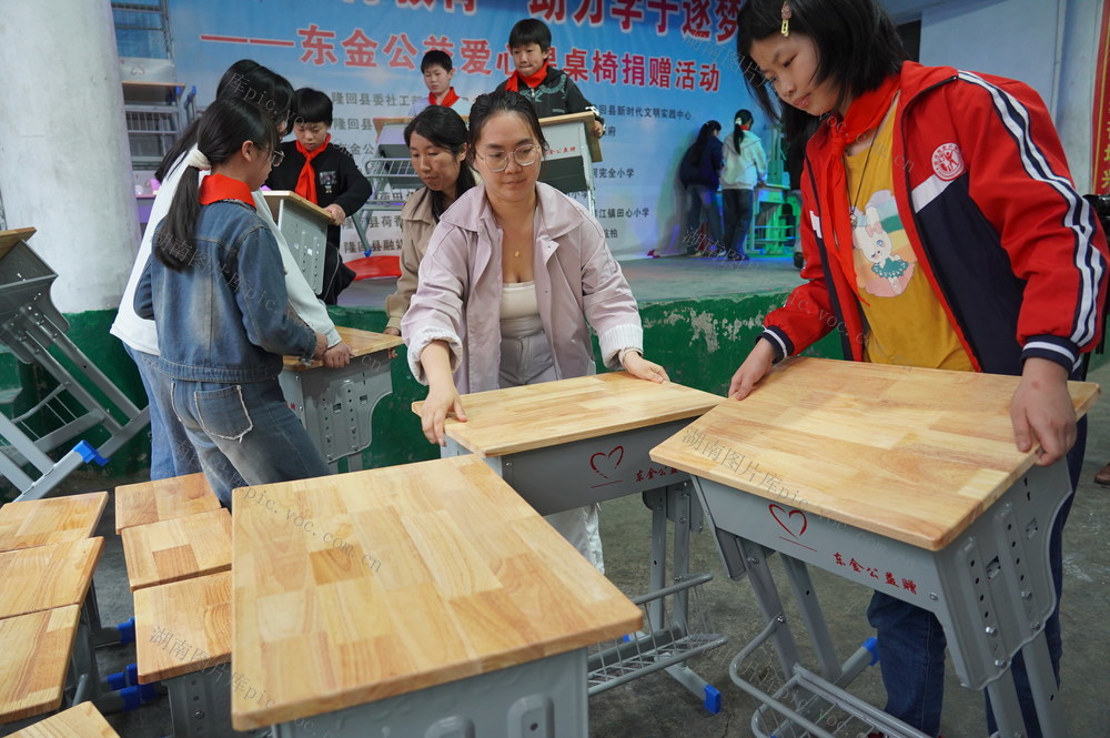 爱心课桌助力乡村教育（图）

4月28日，湖南省隆回县苏河小学师生喜领新课桌。当天，东金公益爱心人士为该县5所乡村中小学校共送来1016套新课桌，助力乡村教育。

（ 罗理力 孙东坡  摄影报道）
