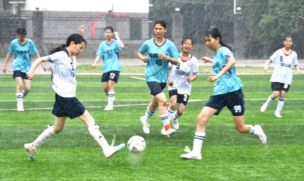 学生足球赛争锋 