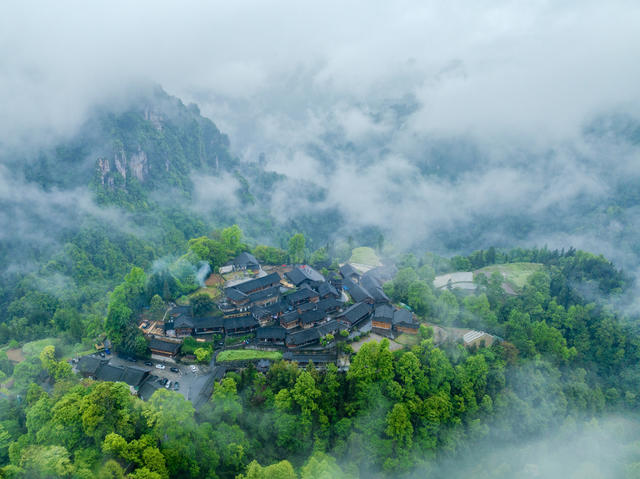 十八洞 烟雨 苗寨