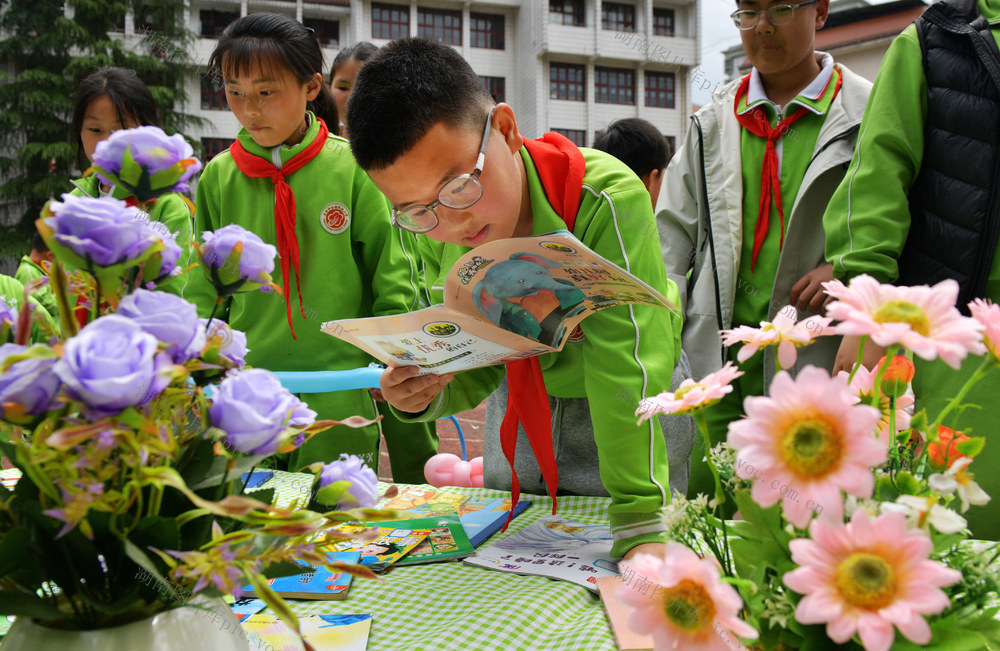跳蚤 书场  学生 捐赠  阅读  爱心