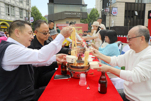 五一长假第一天 常德河街西街 
 人气爆棚 常德米粉长桌宴 美食为媒 激活假日经济 带动街区消费