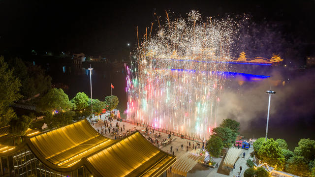 烟花璀璨 点亮五一文旅盛宴
