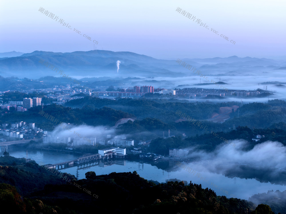 湖南永兴
便江
云涌
银都
晨雾
黛色山峦
山水城郭
中国银都