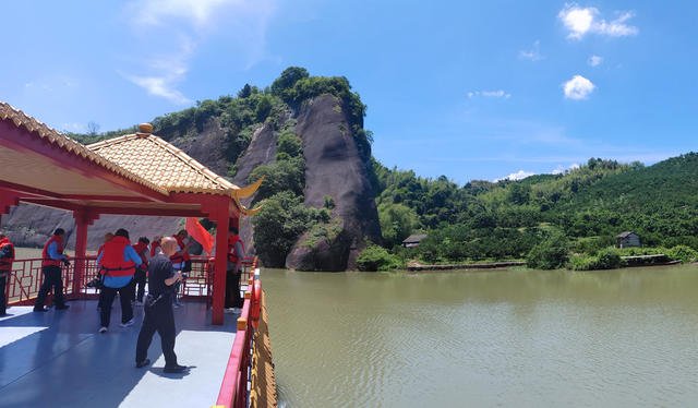 湖南省永兴县、一线天、龙华寺、寿佛樟、象鼻山、观音岩、便江、游船、自驾、打卡、游客、假日
