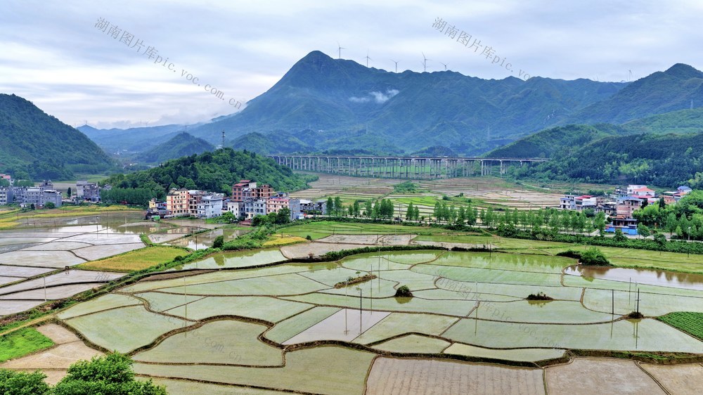 湖南 常宁 庙前 田园 村庄 公路 群山 美景