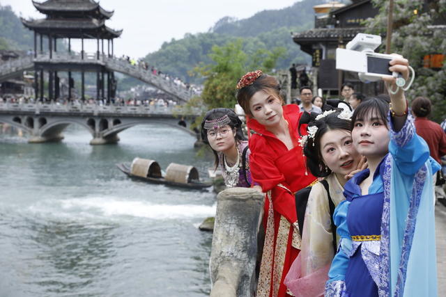 凤凰  古城  游客  旅拍  民族盛装成  最美风景