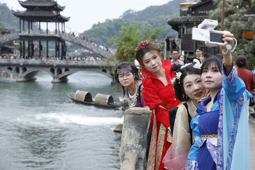 凤凰  古城  游客  旅拍  民族盛装成  最美风景