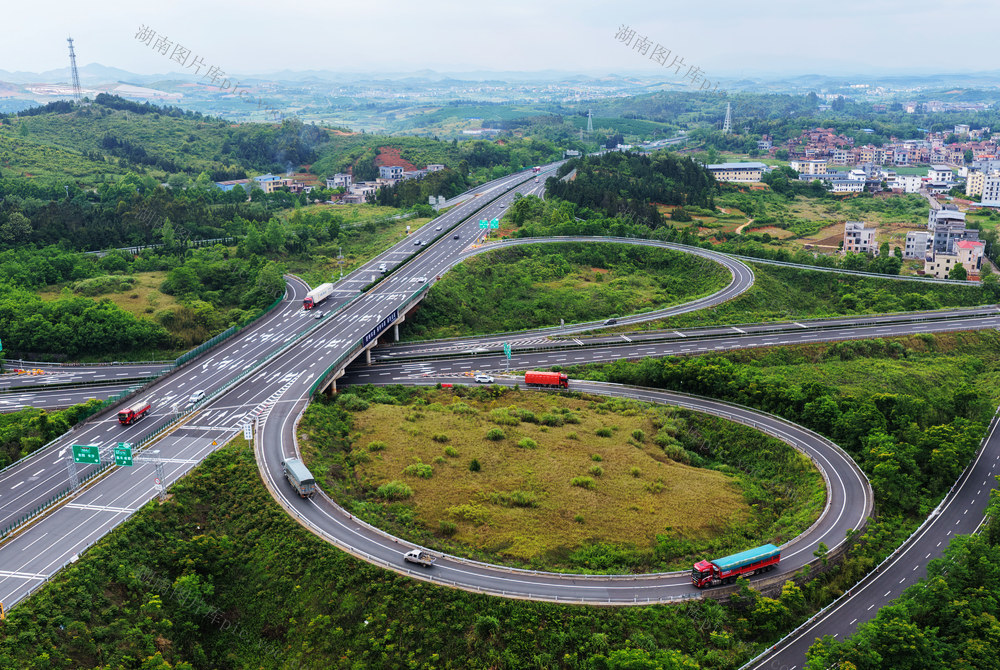 嘉禾：路畅景美车驰骋