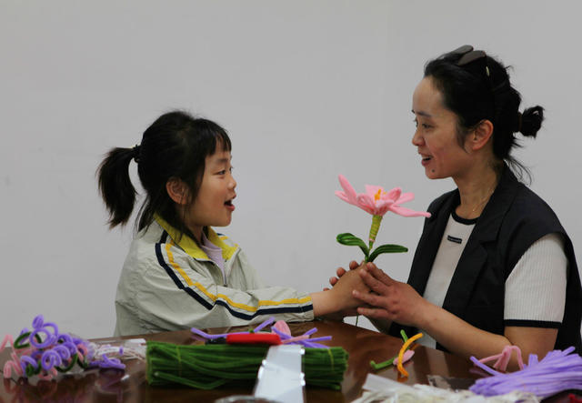 孩子们制作花朵送给母亲