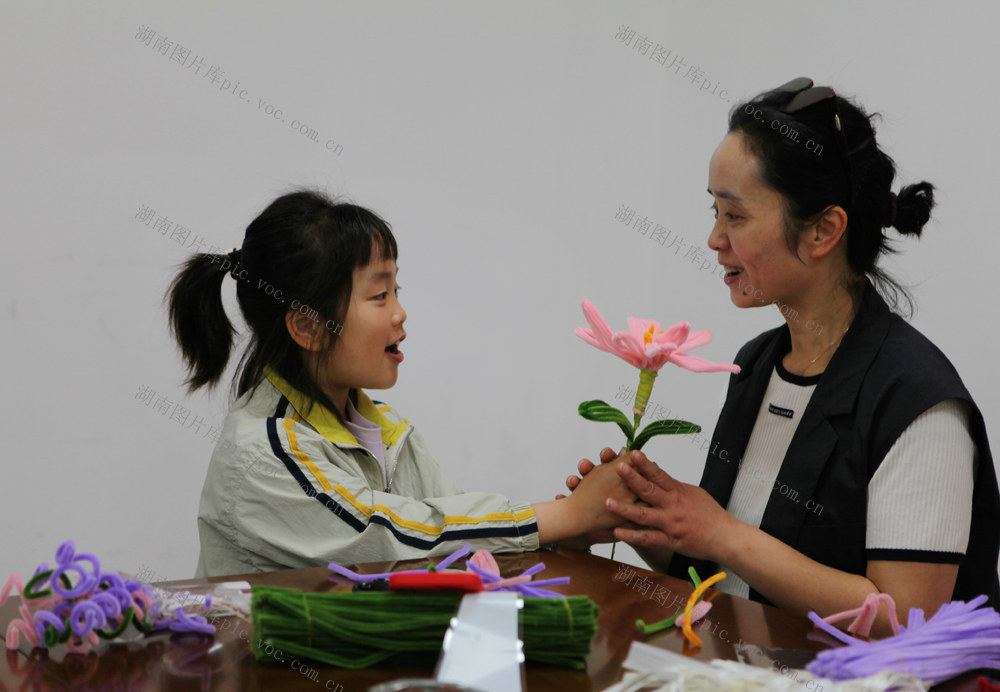 孩子们制作花朵送给母亲