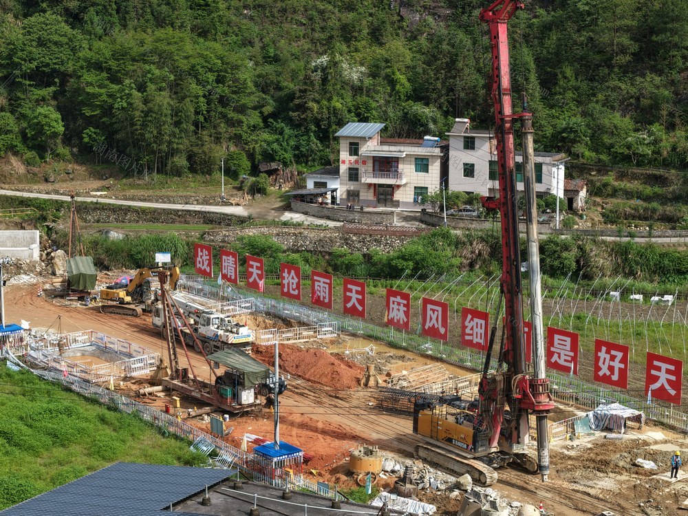 桂郴高速桂东段抢抓施工黄金期，以 “三张清单” 挂图作战、倒排工期，在群山间全速推进隧道与桥梁建设，为桂东高质量发展铺就交通快车道。