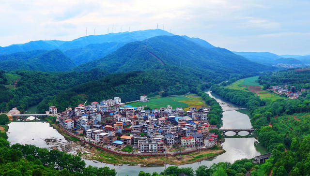 蓝山：“玉带 ”绕乡村 