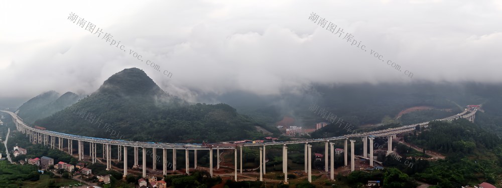 零道高速西边岭特大桥施工忙
