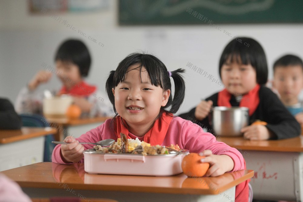 湖南道县：免费午餐温暖乡村儿童