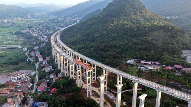 零道高速西山岭特大桥施工忙