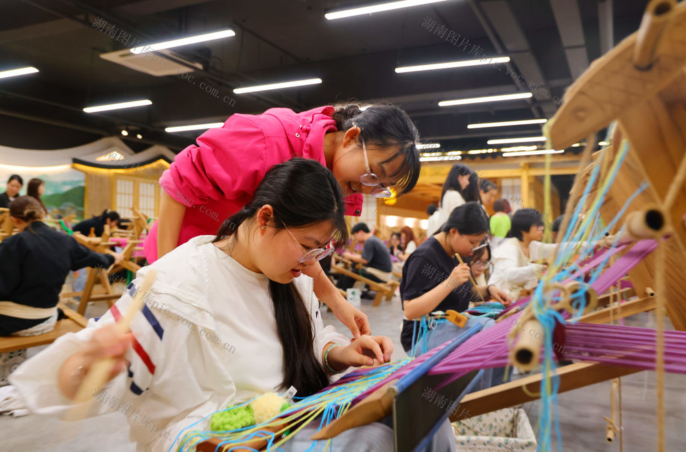 张家界 大学生 体验 土家族织锦
