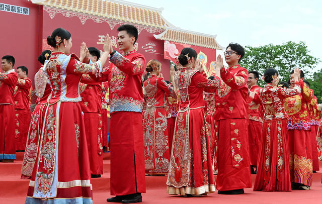 婚礼，集体婚礼，婚事，喜事，新风尚，仪式，中式婚礼，爱情，巡游，礼服 街道 古城 宣风楼