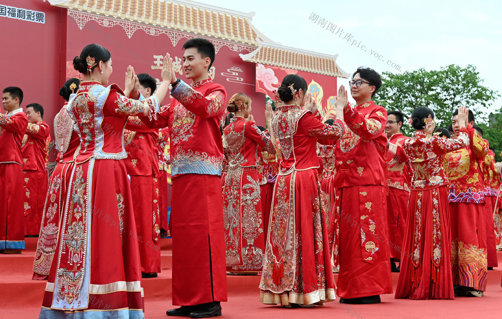 婚礼，集体婚礼，婚事，喜事，新风尚，仪式，中式婚礼，爱情，巡游，礼服 街道 古城 宣风楼
