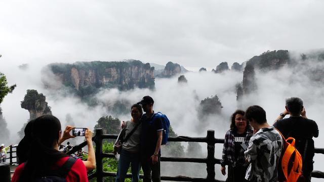 张家界 悬浮山 云海 陶醉