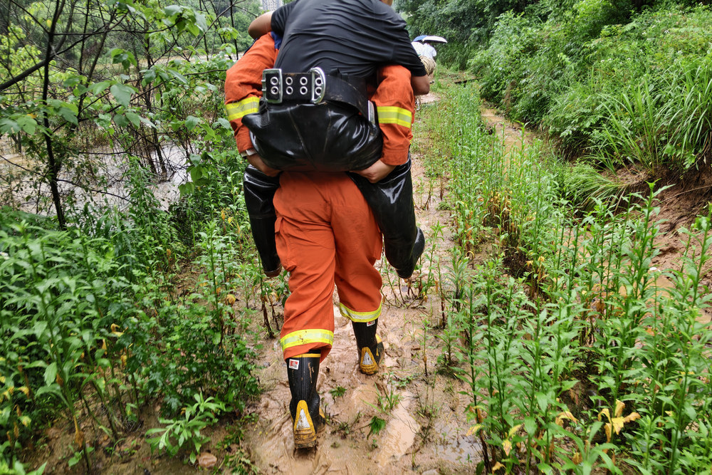 石门县 暴雨袭击 村民 泥石 背出事发地 转移 安全地带