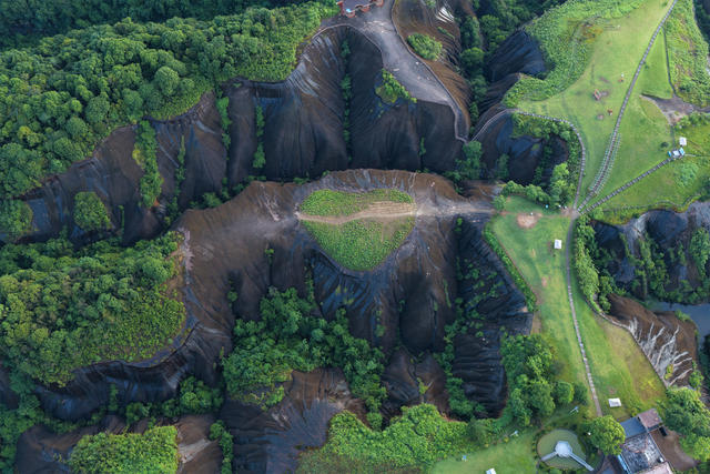 湖南郴州、飞天山、丹霞地貌、绿色之心、苏仙区、2026 年 5 月 20 日、地质传奇、生态景观、自然美学