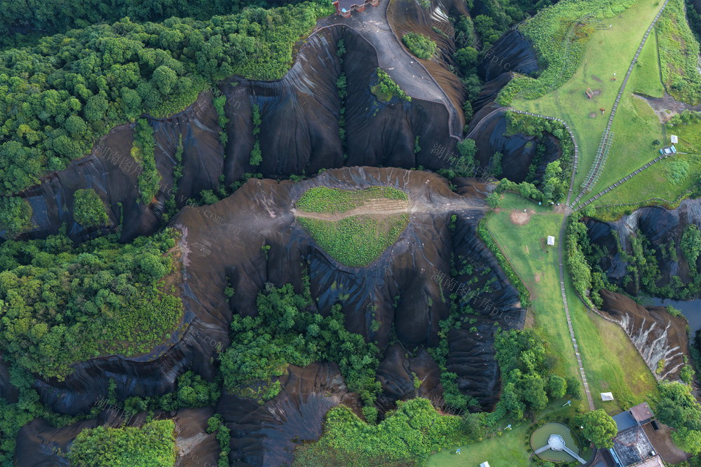 湖南郴州、飞天山、丹霞地貌、绿色之心、苏仙区、2026 年 5 月 20 日、地质传奇、生态景观、自然美学